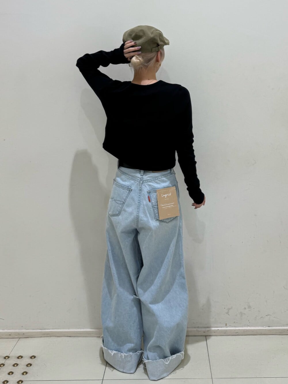 ブルー系のデニムパンツ、ブラック系のTシャツ/カットソー、ブラック系のハンチング/ベレー帽を着用したレディースの春コーディネートの3枚目の写真