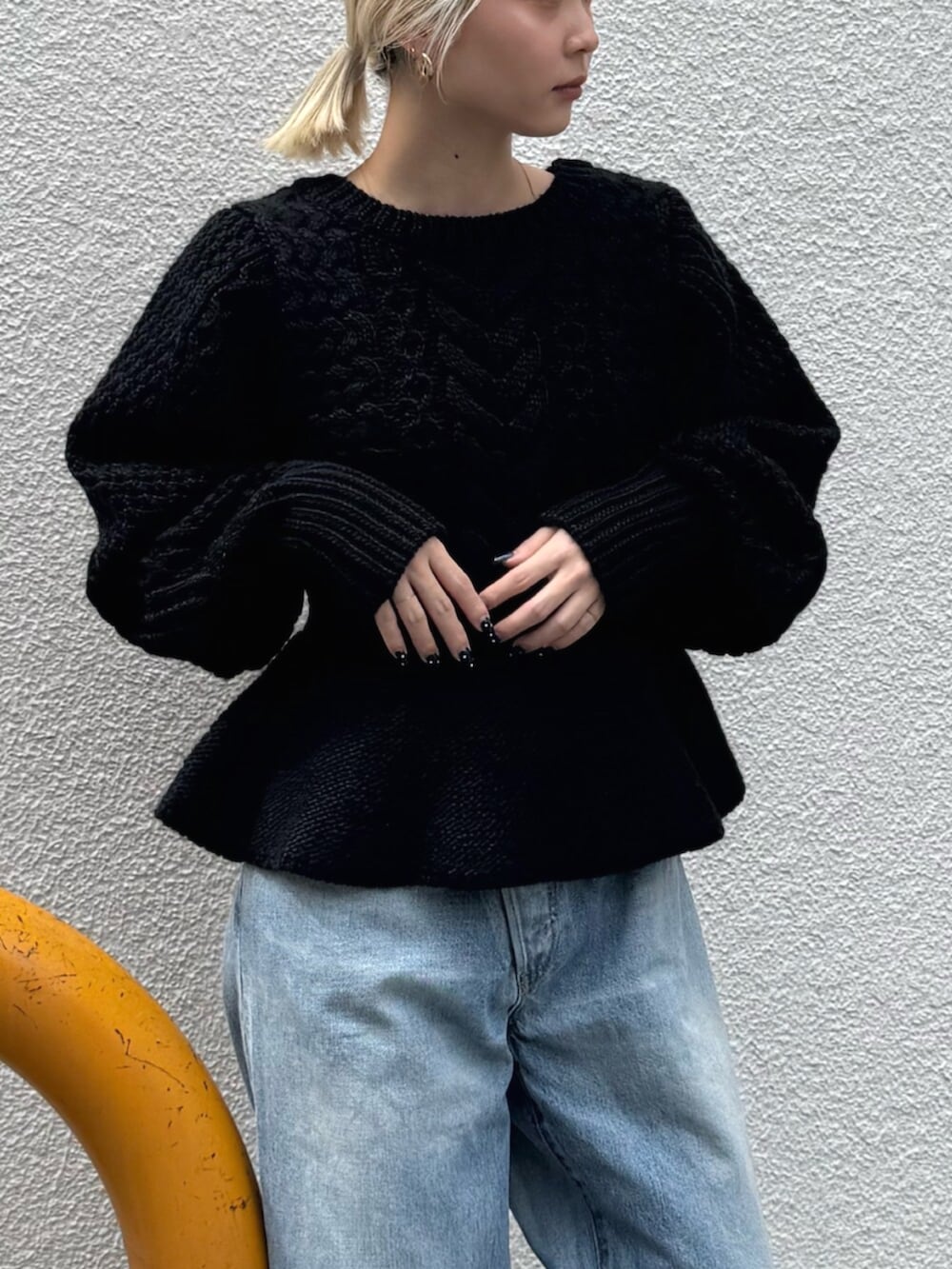 ブラック系のその他シューズ、ブルー系のデニムパンツ、ブラック系のニット/セーターを着用したレディースの秋コーディネートの4枚目の写真