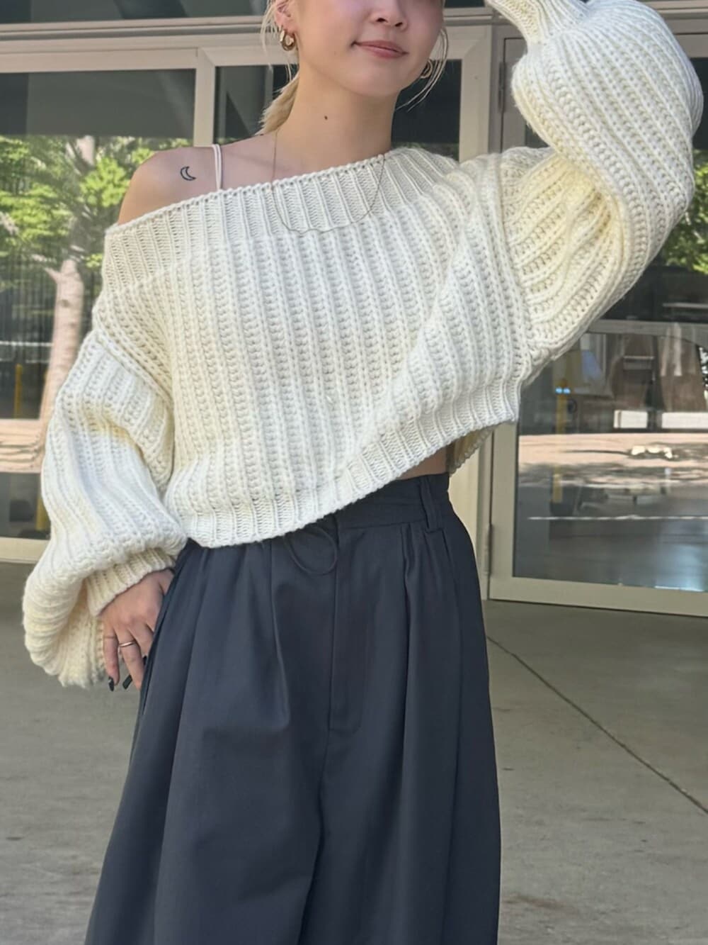 ブラック系のブーツ、ホワイト系のニット/セーター、グレー系のその他パンツを着用したレディースの夏コーディネートの4枚目の写真