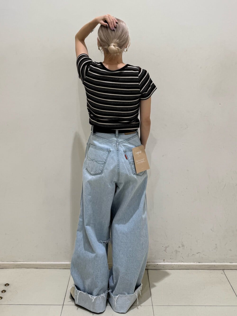 ブルー系のデニムパンツ、ブラウン系のTシャツ/カットソーを着用したレディースの春コーディネートの3枚目の写真