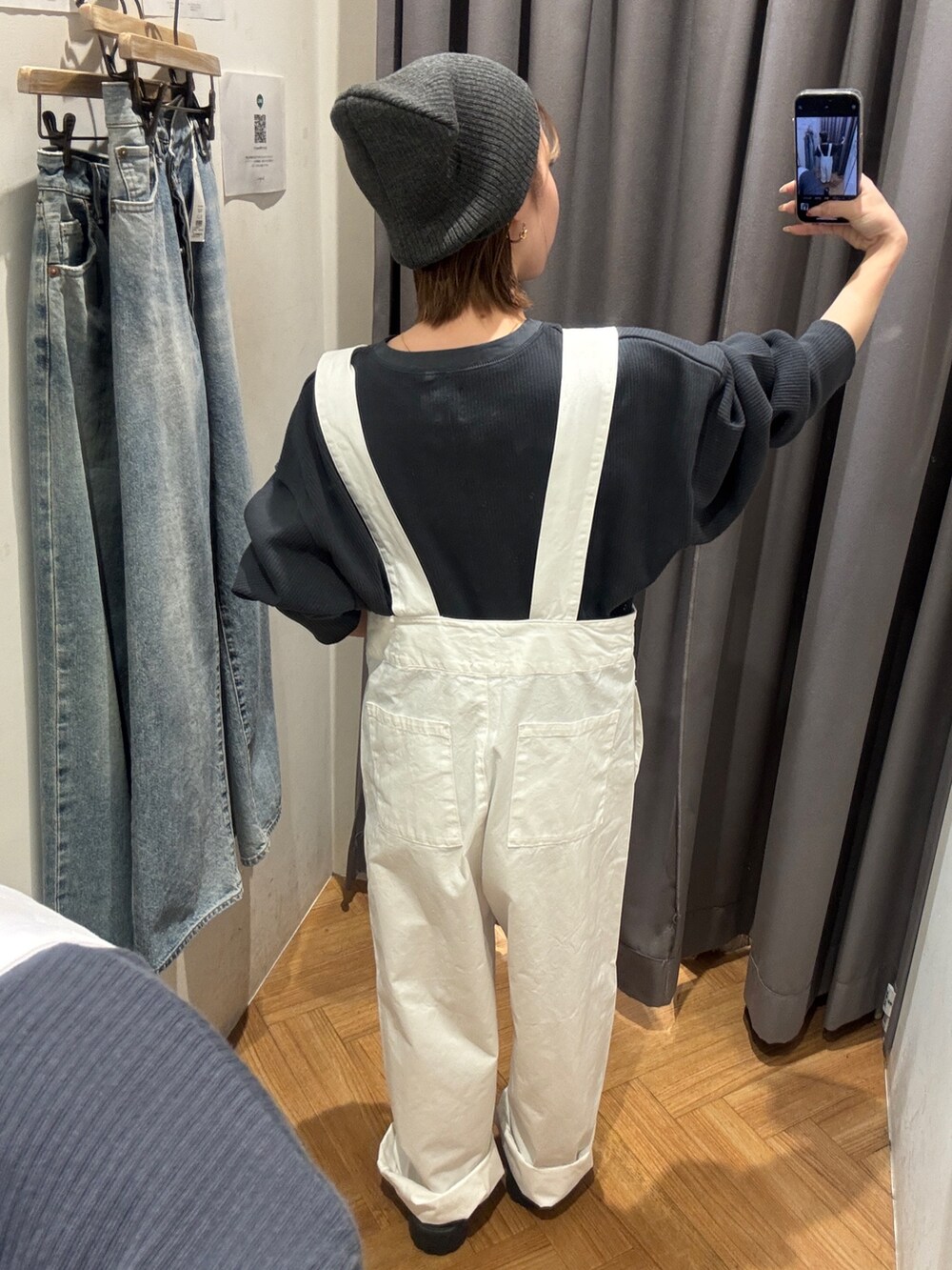 グレー系のTシャツ/カットソー、ホワイト系のつなぎ/オールインワン、グレー系のニットキャップ/ビーニーを着用したレディースの冬コーディネートの3枚目の写真