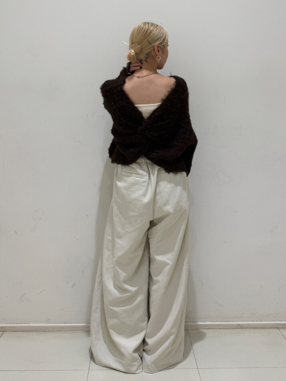 ブラック系のショルダーバッグ、ホワイト系のその他パンツ、ブラック系のスリッポンを着用したレディースの秋コーディネートの3枚目の写真