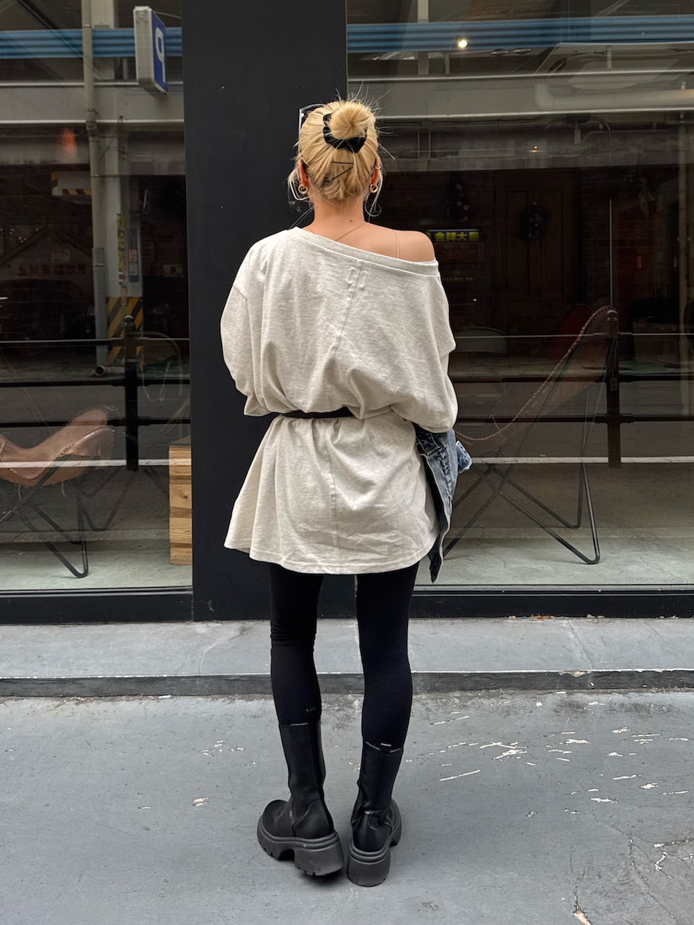 グレー系のTシャツ/カットソー、ブルー系のデニムジャケットを着用したレディースの春コーディネートの3枚目の写真