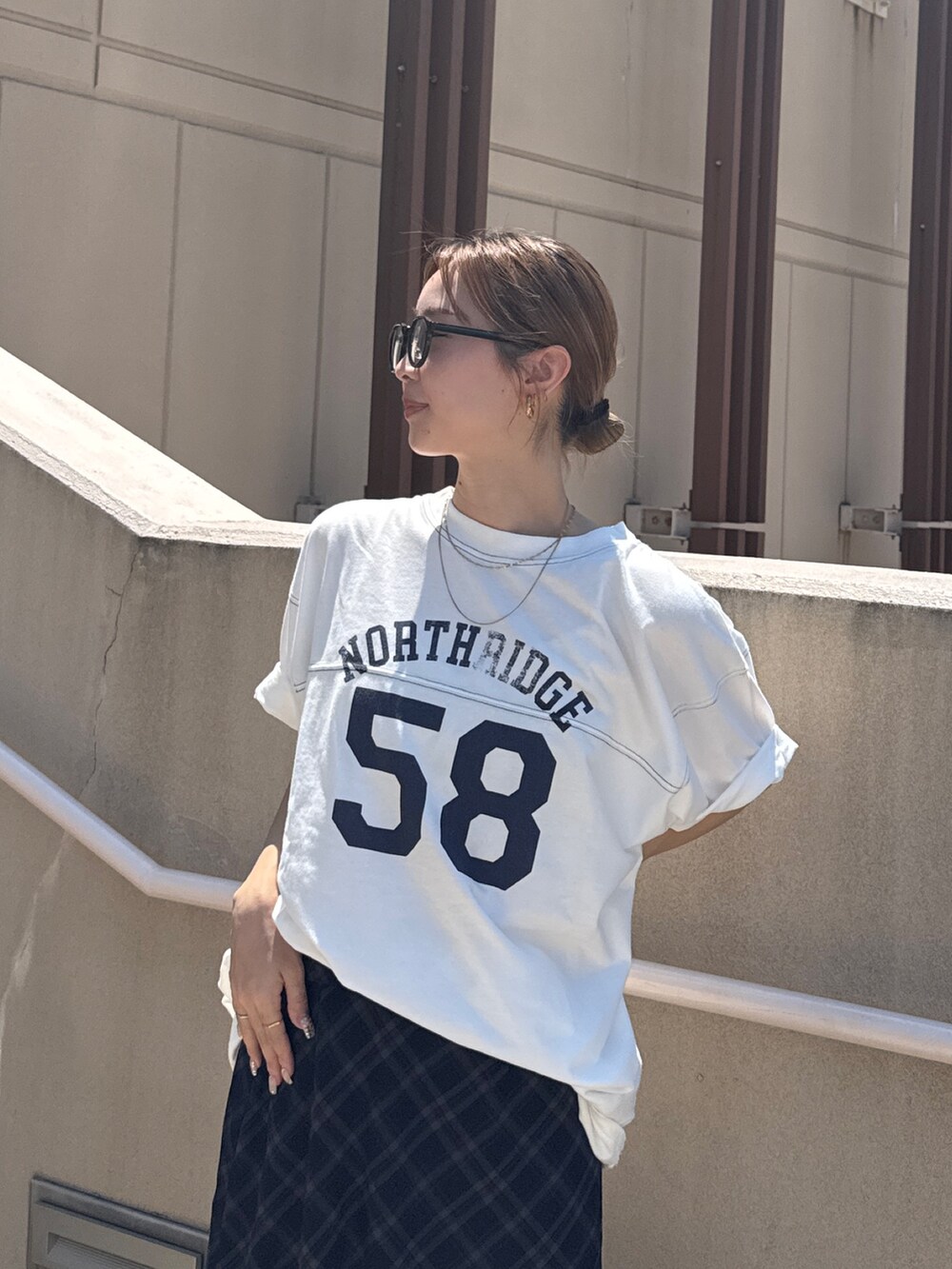 ホワイト系のTシャツ/カットソー、ブルー系のスカートを着用したレディースの夏コーディネートの4枚目の写真