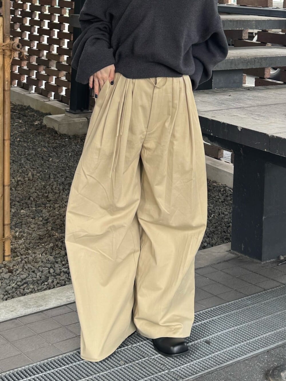ホワイト系のキャミソール、ベージュ系のその他パンツ、ブラック系のローファーを着用したレディースの秋コーディネートの5枚目の写真