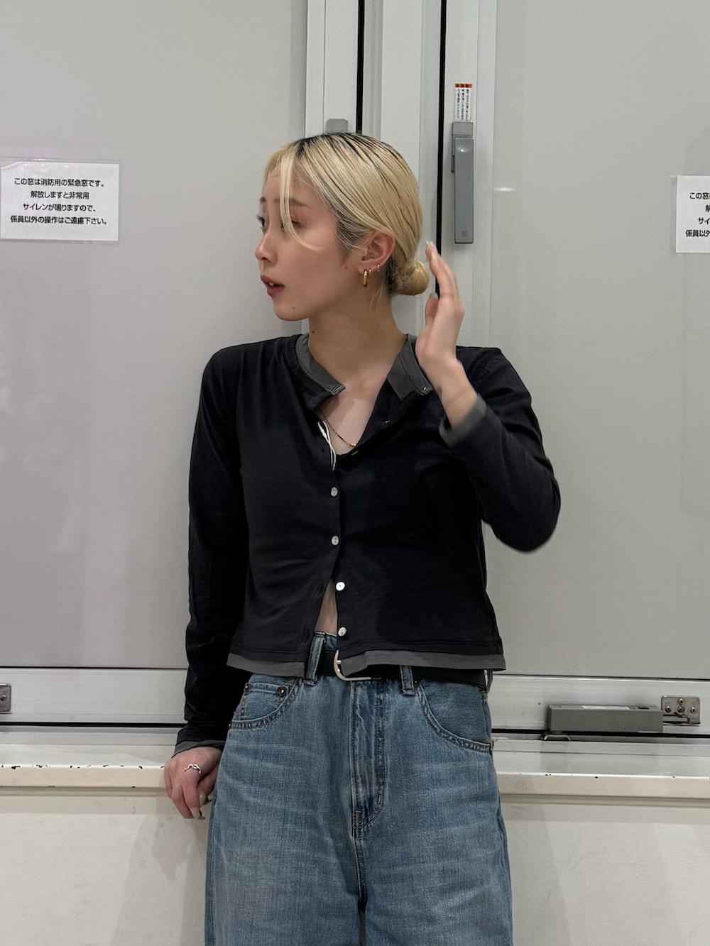 グレー系のカーディガン/ボレロ、ブルー系のデニムパンツを着用したレディースの春コーディネートの4枚目の写真