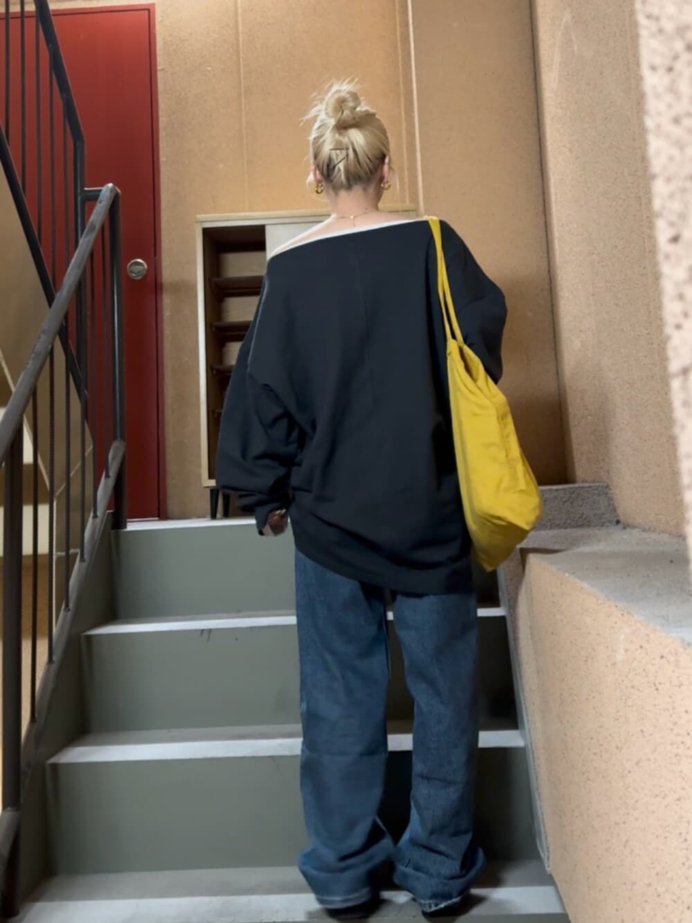 グレー系のTシャツ/カットソーを着用したレディースの春コーディネートの3枚目の写真