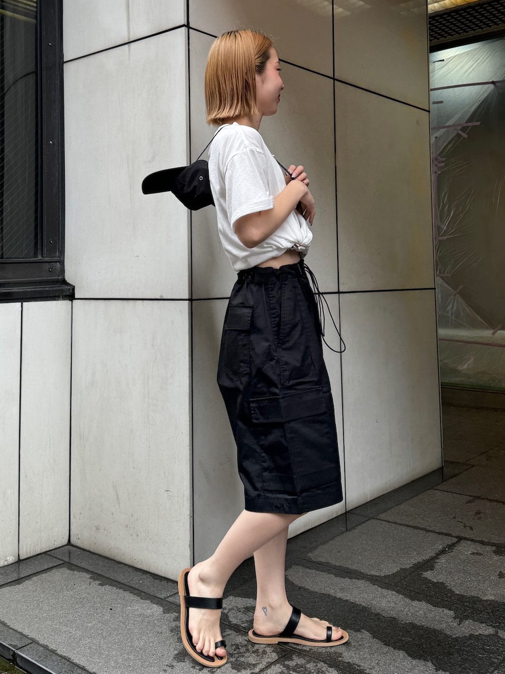 ホワイト系のTシャツ/カットソー、ブラック系のカーゴパンツ、ブラック系のサンダルを着用したレディースの夏コーディネートの2枚目の写真