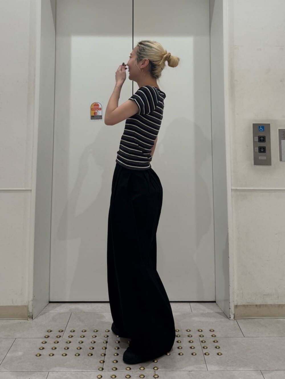 グレー系のTシャツ/カットソー、ピンク系のその他パンツを着用したレディースの春コーディネートの2枚目の写真