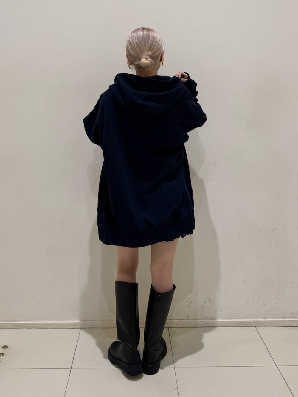 ブラック系のブーツ、ブルー系のパーカー、ブラック系のTシャツ/カットソーを着用したレディースの春コーディネートの3枚目の写真