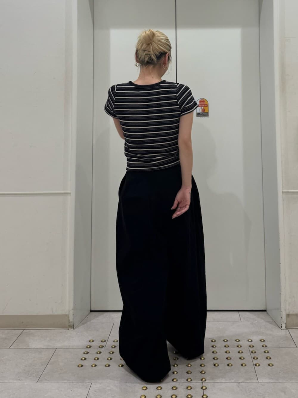 グレー系のTシャツ/カットソー、ピンク系のその他パンツを着用したレディースの春コーディネートの3枚目の写真