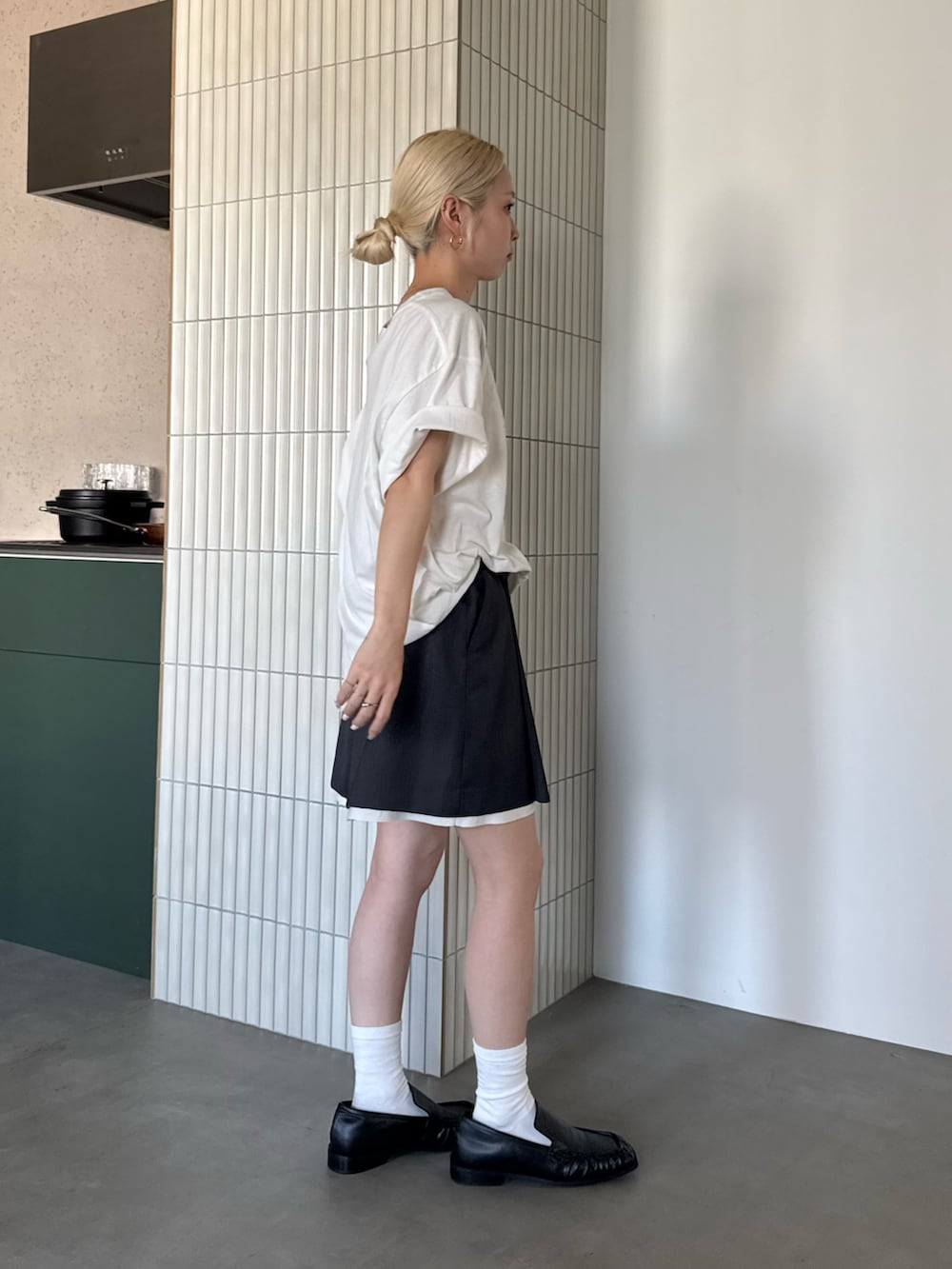 ホワイト系のTシャツ/カットソー、グレー系のその他パンツを着用したレディースの夏コーディネートの2枚目の写真