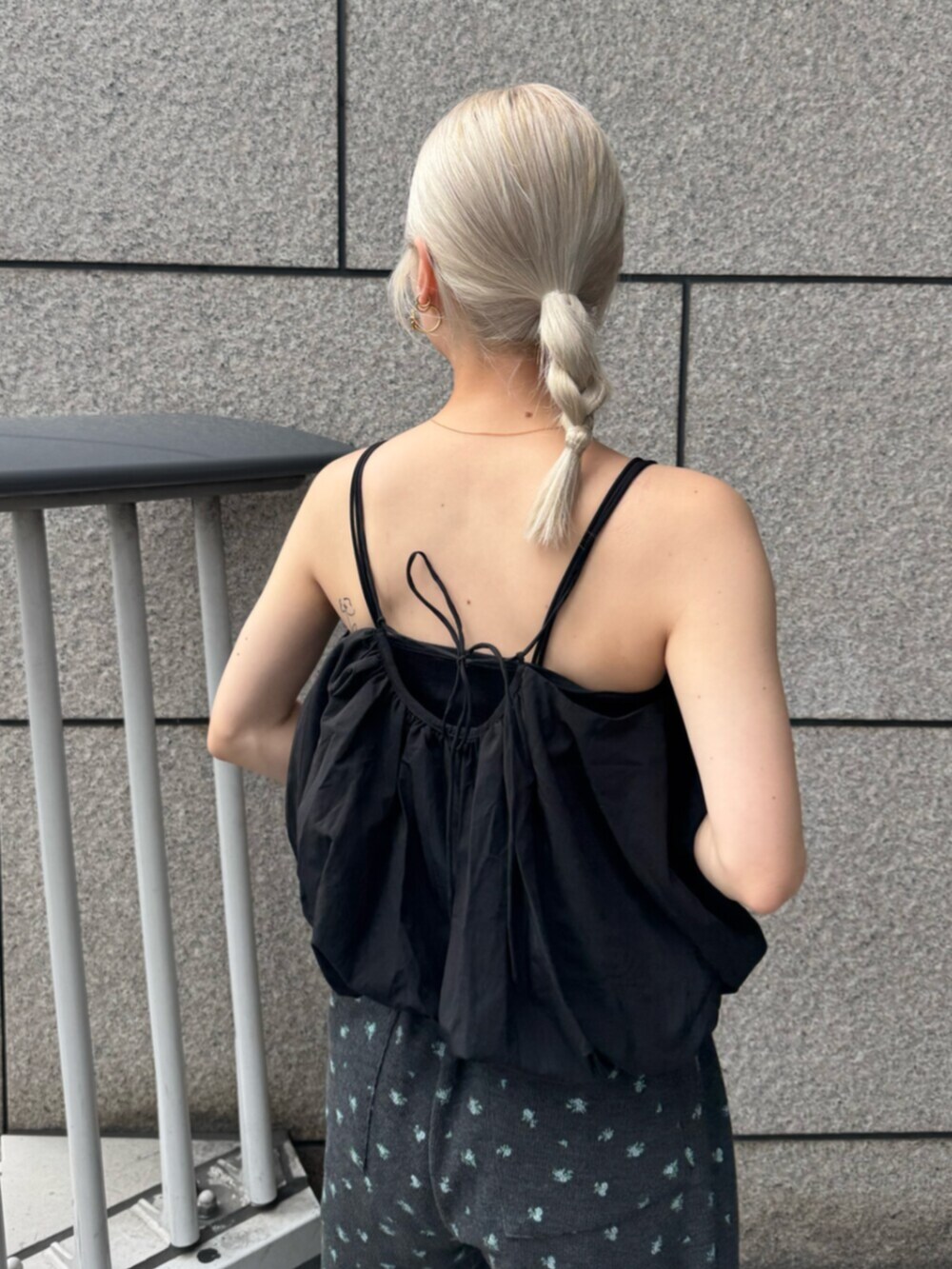 ブラック系のサンダル、ブラック系のキャミソール、グレー系のその他パンツを着用したレディースの夏コーディネートの5枚目の写真