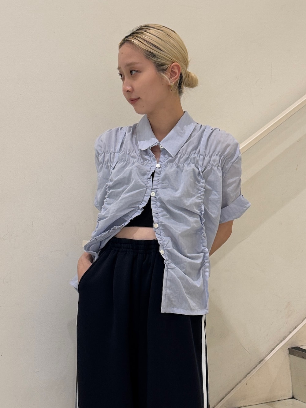 ブルー系のその他パンツ、ブラック系のキャミソール、ブルー系のシャツ/ブラウスを着用したレディースの夏コーディネートの4枚目の写真