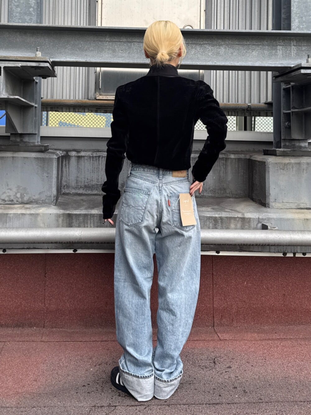 ブラック系のTシャツ/カットソー、ブルー系のデニムパンツを着用したレディースの冬コーディネートの3枚目の写真