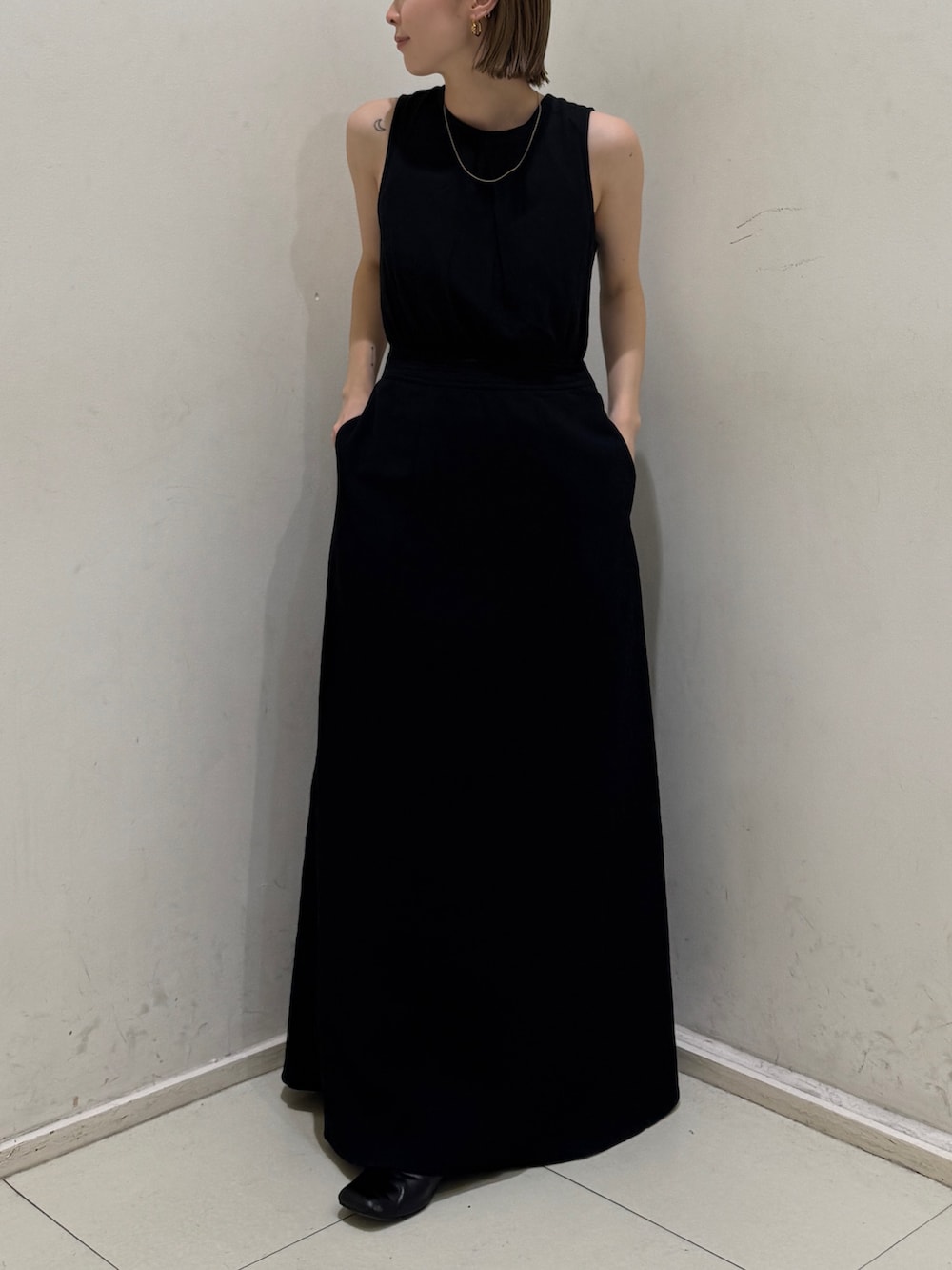 ホワイト系のキャミソール、ブラック系のワンピースを着用したレディースの夏コーディネートの7枚目の写真