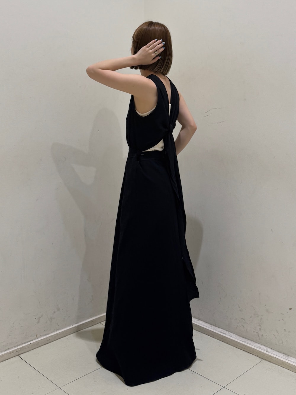 ホワイト系のキャミソール、ブラック系のワンピースを着用したレディースの夏コーディネートの2枚目の写真