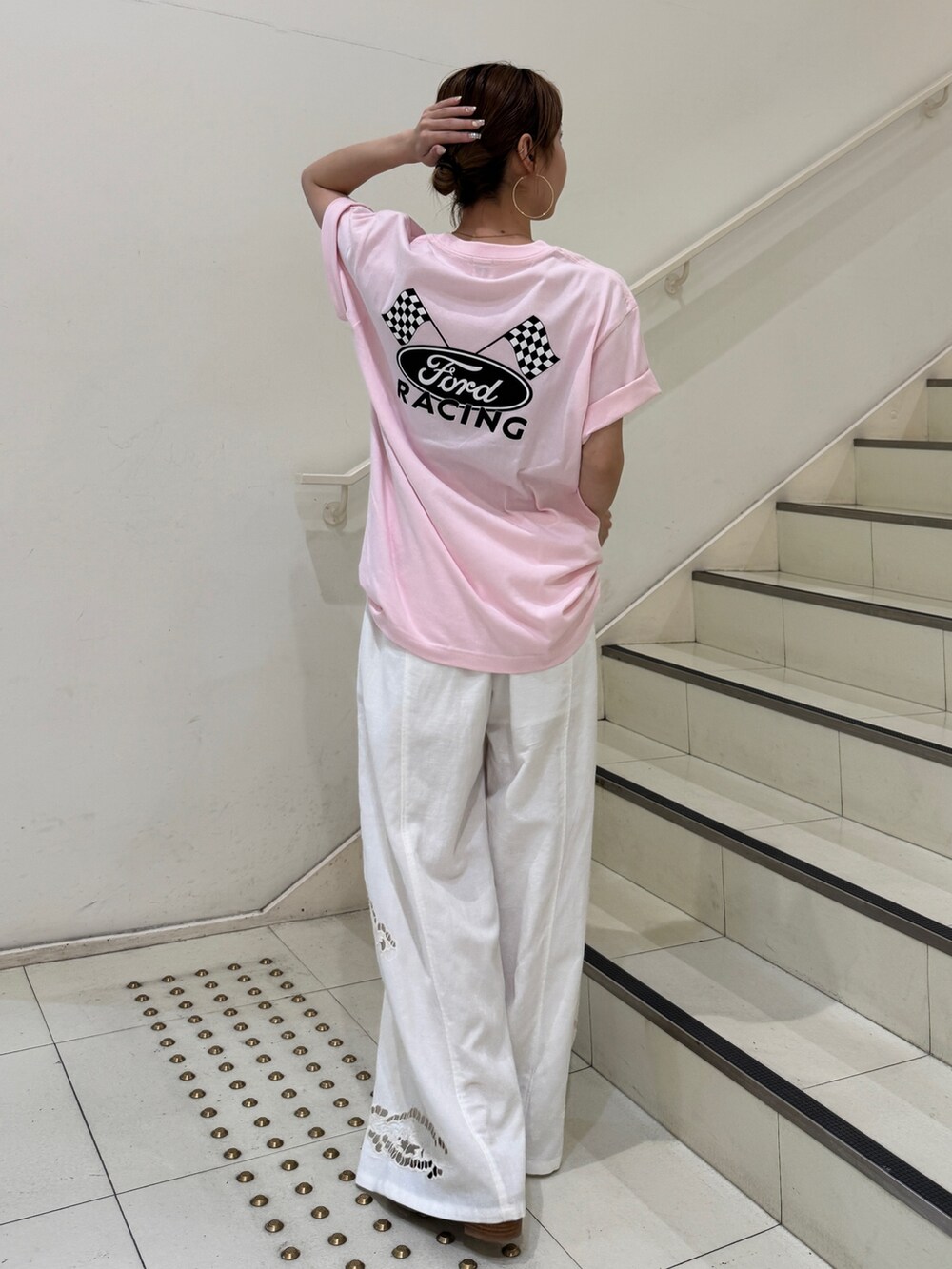 ピンク系のTシャツ/カットソー、ホワイト系のその他パンツ、ブラック系のサンダルを着用したレディースの夏コーディネートの3枚目の写真