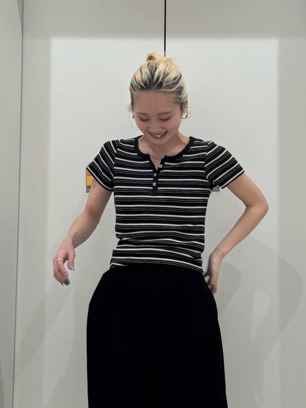 グレー系のTシャツ/カットソー、ピンク系のその他パンツを着用したレディースの春コーディネートの4枚目の写真