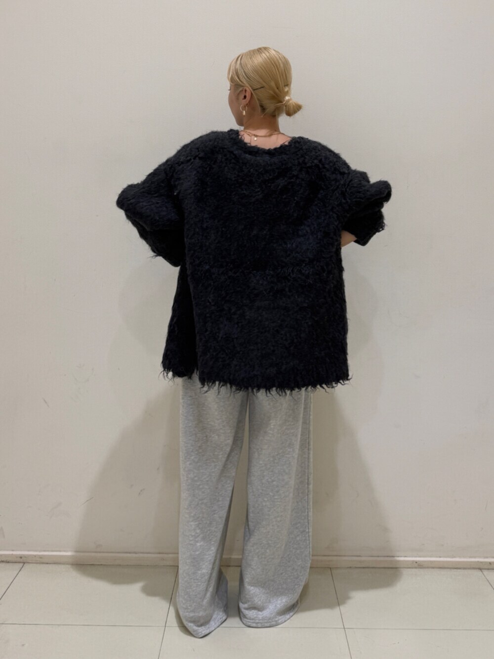 ブラック系のブーツ、グレー系のカーディガン/ボレロ、グレー系のスウェットパンツを着用したレディースの秋コーディネートの3枚目の写真