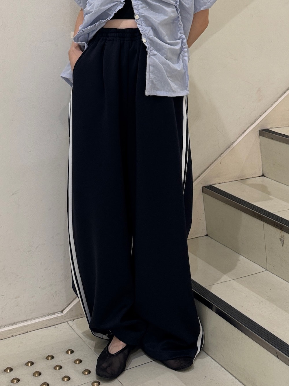 ブルー系のその他パンツ、ブラック系のキャミソール、ブルー系のシャツ/ブラウスを着用したレディースの夏コーディネートの5枚目の写真