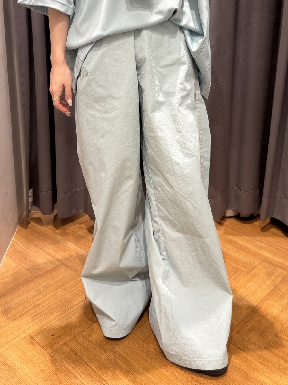 ブルー系のその他パンツ、ブルー系のシャツ/ブラウス、シルバー系のピアス(両耳用)を着用したレディースの春コーディネートの5枚目の写真