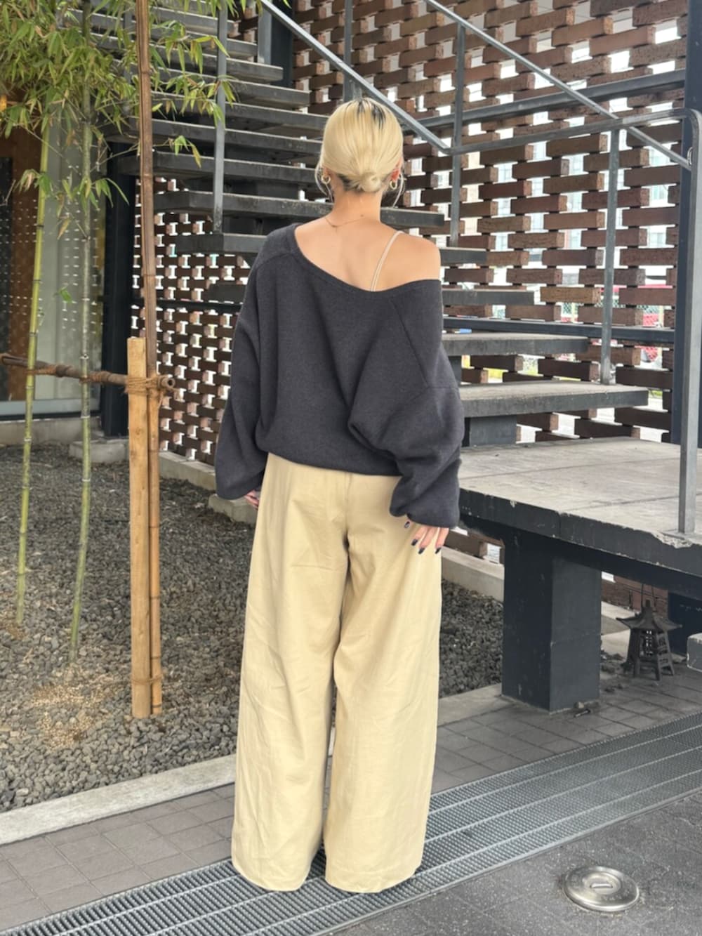 ホワイト系のキャミソール、ベージュ系のその他パンツ、ブラック系のローファーを着用したレディースの秋コーディネートの3枚目の写真