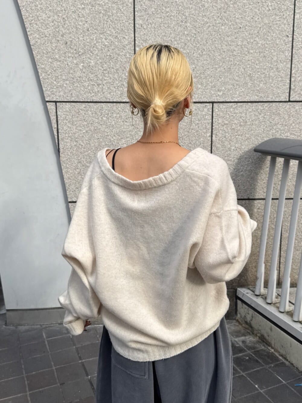 グレー系のスウェットパンツ、ホワイト系のニット/セーターを着用したレディースの秋コーディネートの5枚目の写真