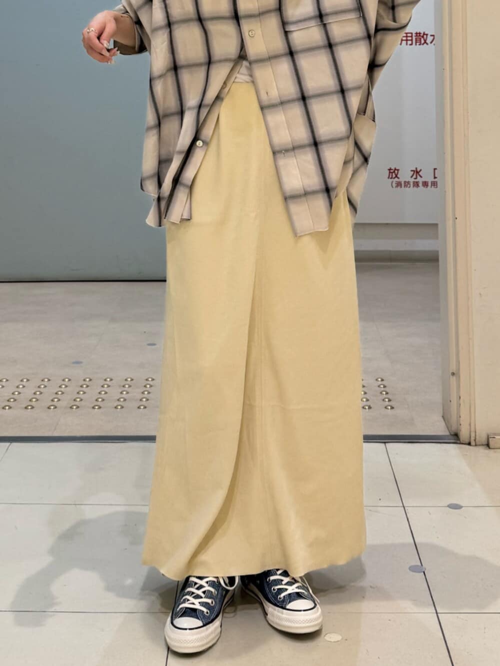 イエロー系のスカート、ブルー系のスニーカー、ホワイト系のシャツ/ブラウスを着用したレディースの冬コーディネートの5枚目の写真