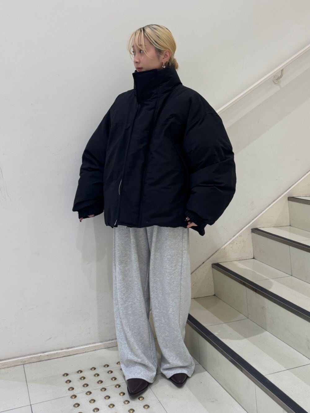 ブラウン系のブーツ、グレー系のスウェットパンツ、ブルー系のカーディガン/ボレロを着用したレディースの冬コーディネートの4枚目の写真