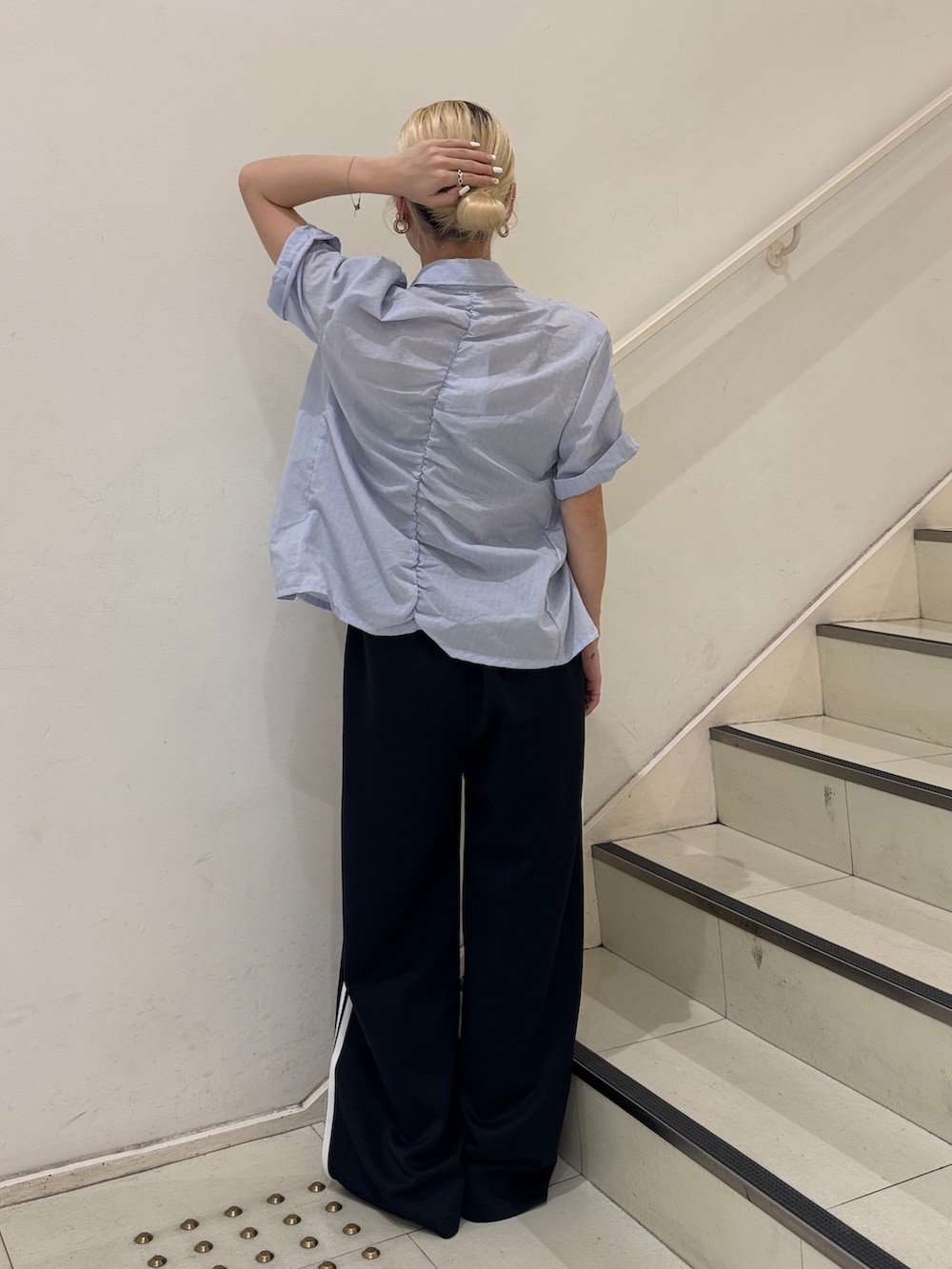 ブルー系のその他パンツ、ブラック系のキャミソール、ブルー系のシャツ/ブラウスを着用したレディースの夏コーディネートの3枚目の写真