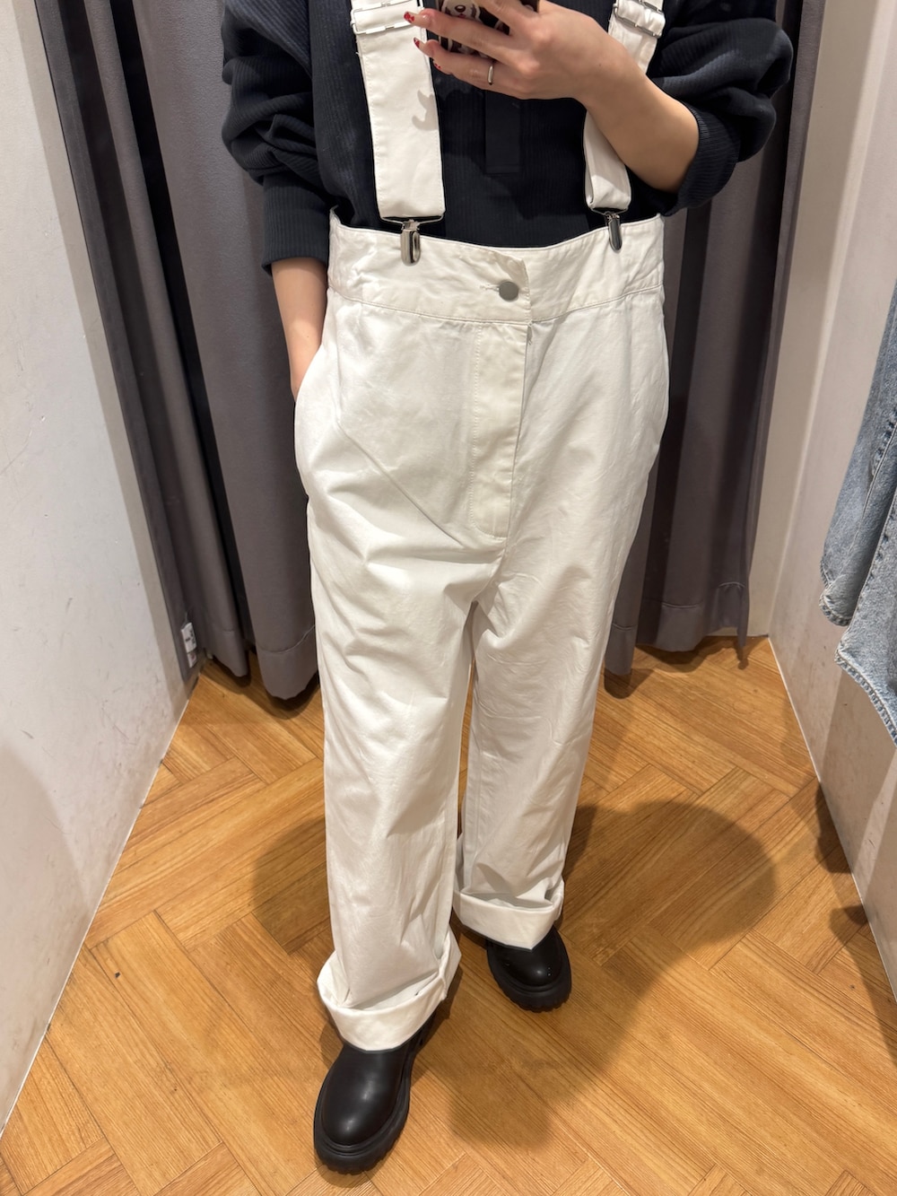 グレー系のTシャツ/カットソー、ホワイト系のつなぎ/オールインワン、グレー系のニットキャップ/ビーニーを着用したレディースの冬コーディネートの5枚目の写真