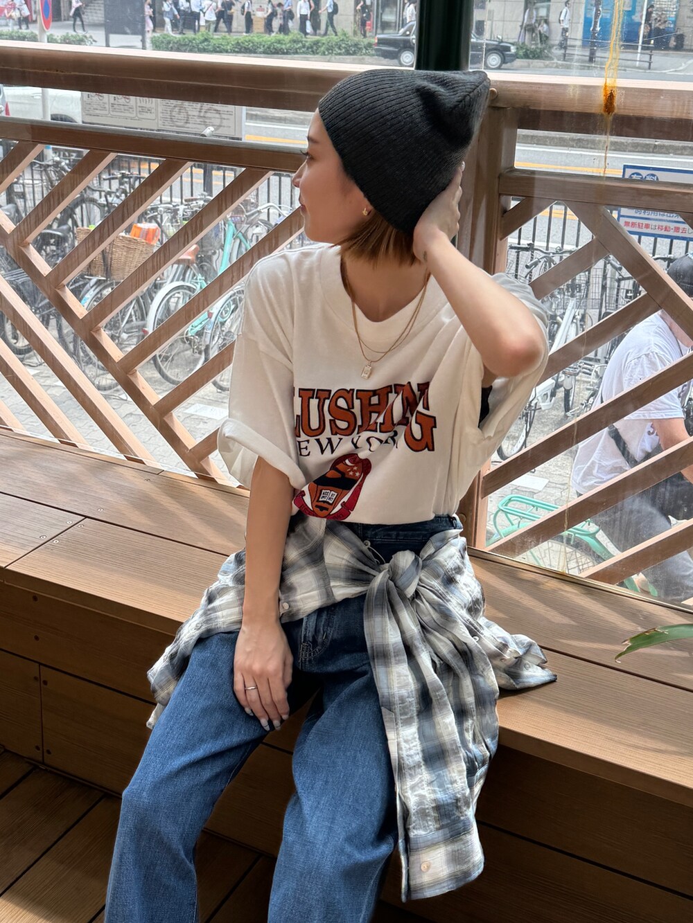 ホワイト系のTシャツ/カットソー、ブルー系のシャツ/ブラウス、ブルー系のデニムパンツを着用したレディースの夏コーディネートの5枚目の写真