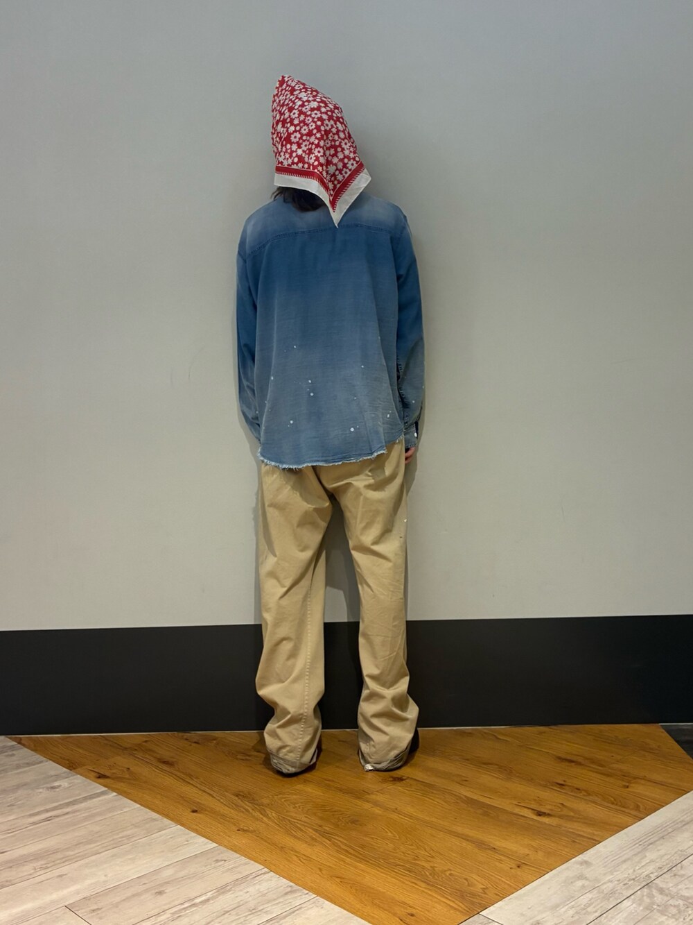 ブルー系のシャツ/ブラウスを着用したメンズの春コーディネートの2枚目の写真