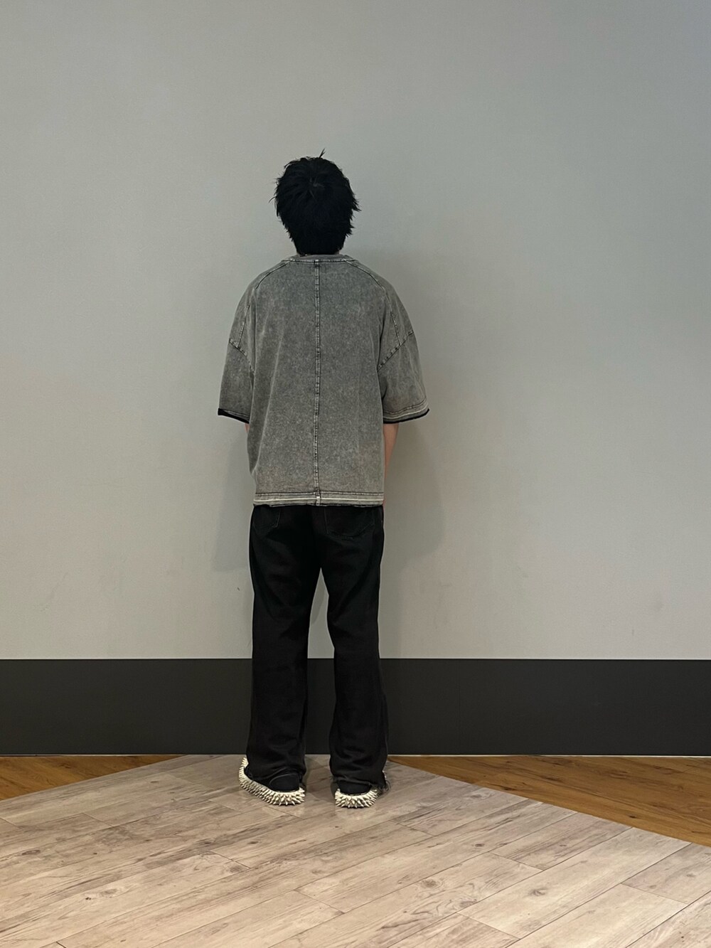 グレー系のTシャツ/カットソーを着用したメンズの春コーディネートの2枚目の写真