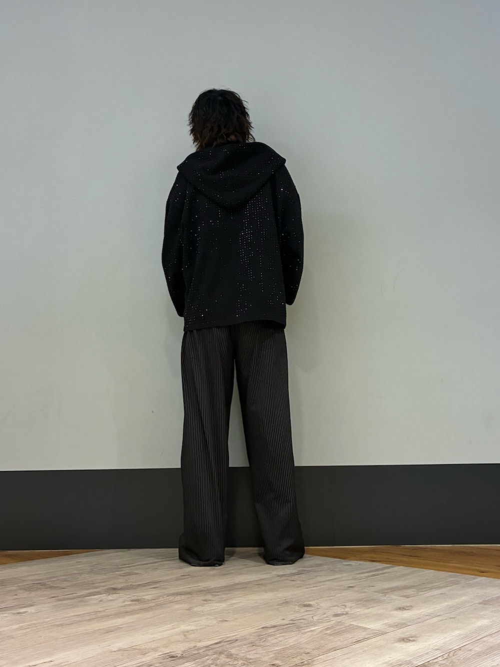 ブラック系のパーカーを着用したメンズの冬コーディネートの2枚目の写真