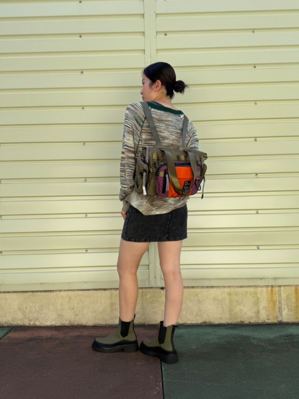 ホワイト系のTシャツ/カットソー、ブラック系のワンピース、グリーン系のブーツを着用したレディースの秋コーディネートの2枚目の写真