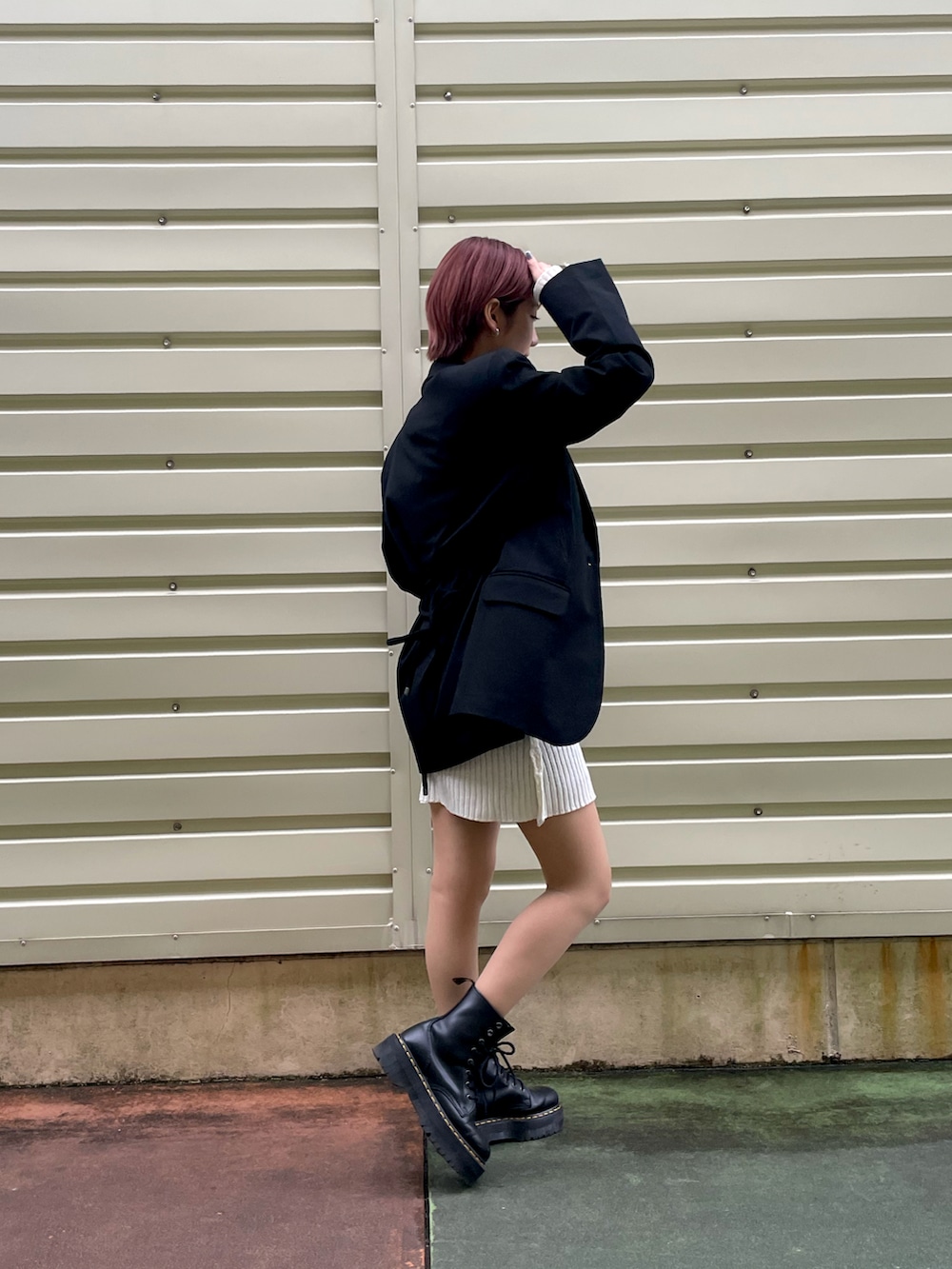 ホワイト系のワンピース、ブラック系のテーラードジャケットを着用したレディースの冬コーディネートの2枚目の写真