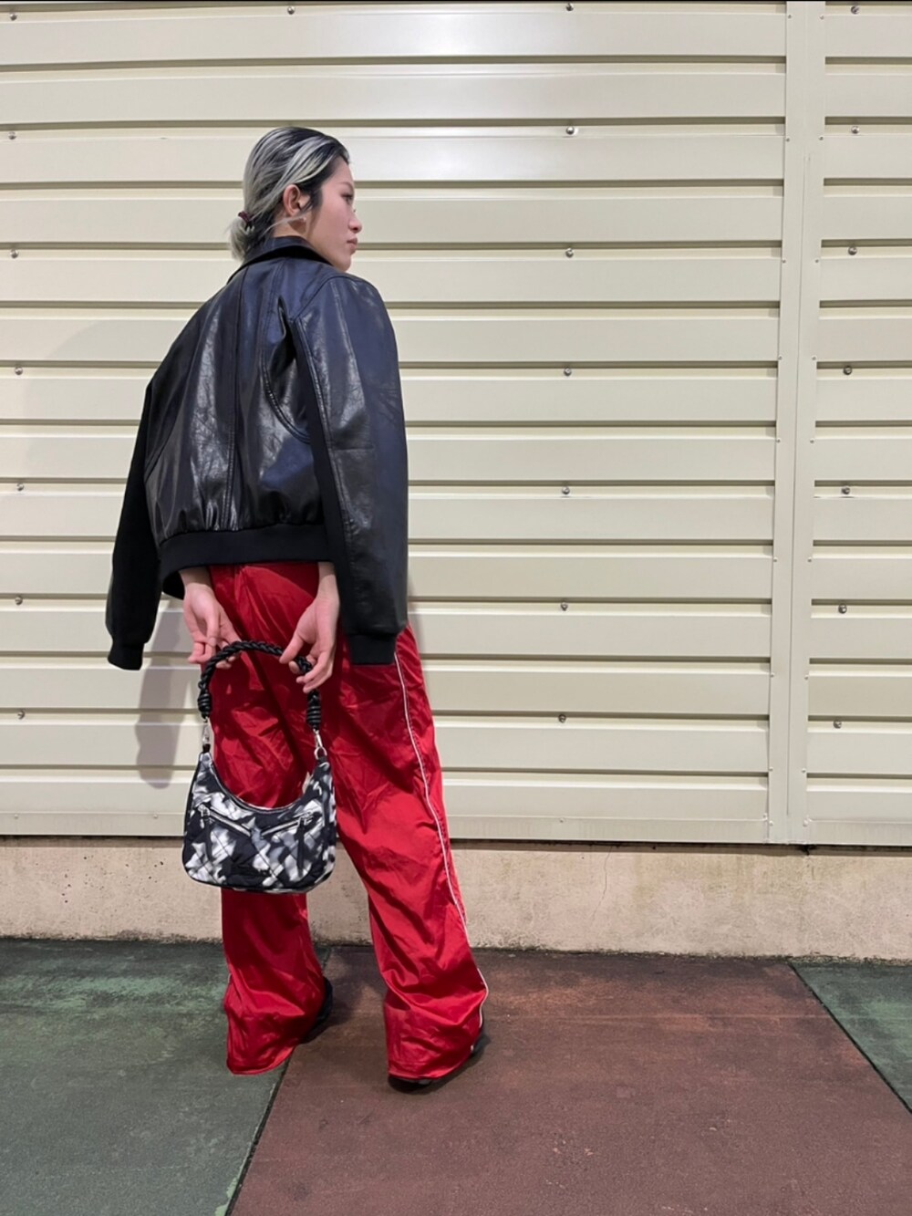 「ラインパンツ、ストリート、ブラック、レッド、骨格ウェーブ、ZARA、Desigual」｜「Desigualのニュースペーパー メリヤスTシャツ（Tシャツ/カットソー、ホワイト系）」を使った、Desigual 沖縄 STAFFさん（レディース・157cm）の秋コーディネートの2枚目の写真