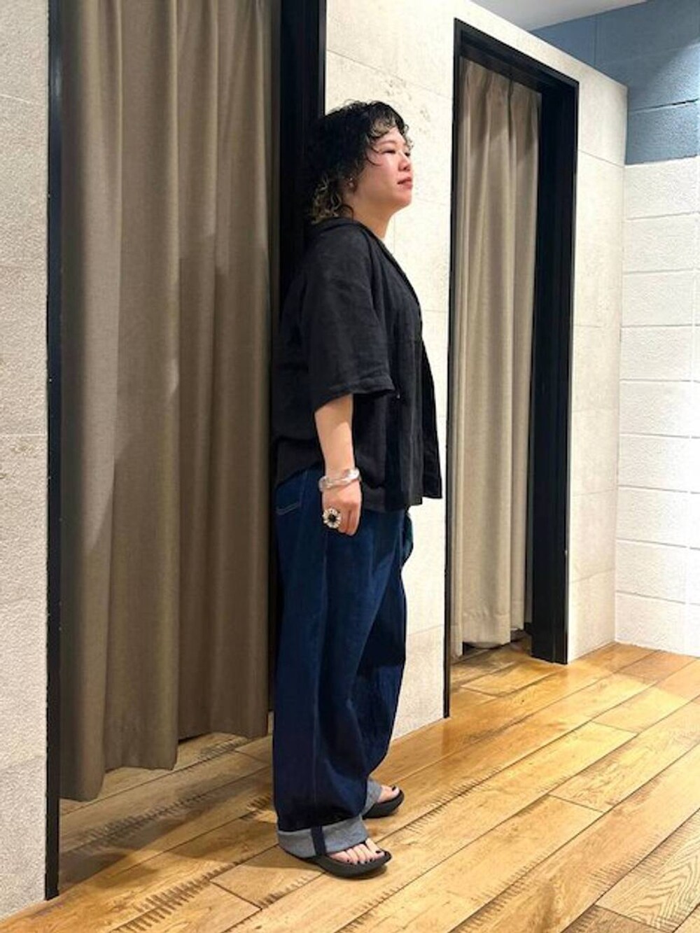 ブラック系のシャツ/ブラウス、ブルー系のデニムパンツ、グリーン系のバンダナ/スカーフを着用したレディースの夏コーディネートの4枚目の写真