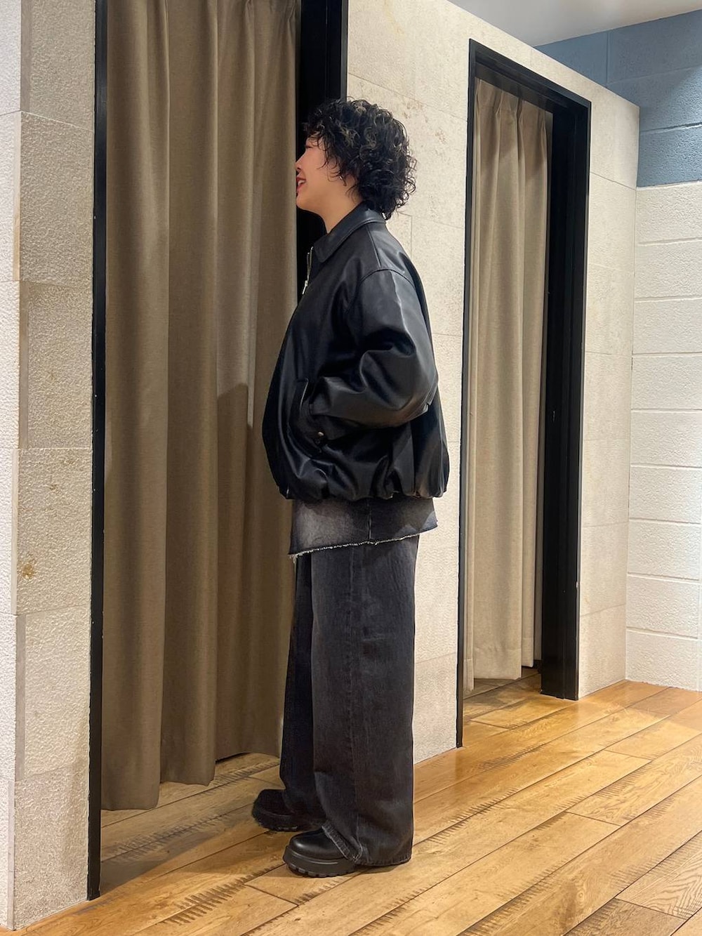 ブラック系のブーツ、ブラック系のデニムパンツ、ブラック系のデニムパンツを着用したレディースの秋コーディネートの2枚目の写真