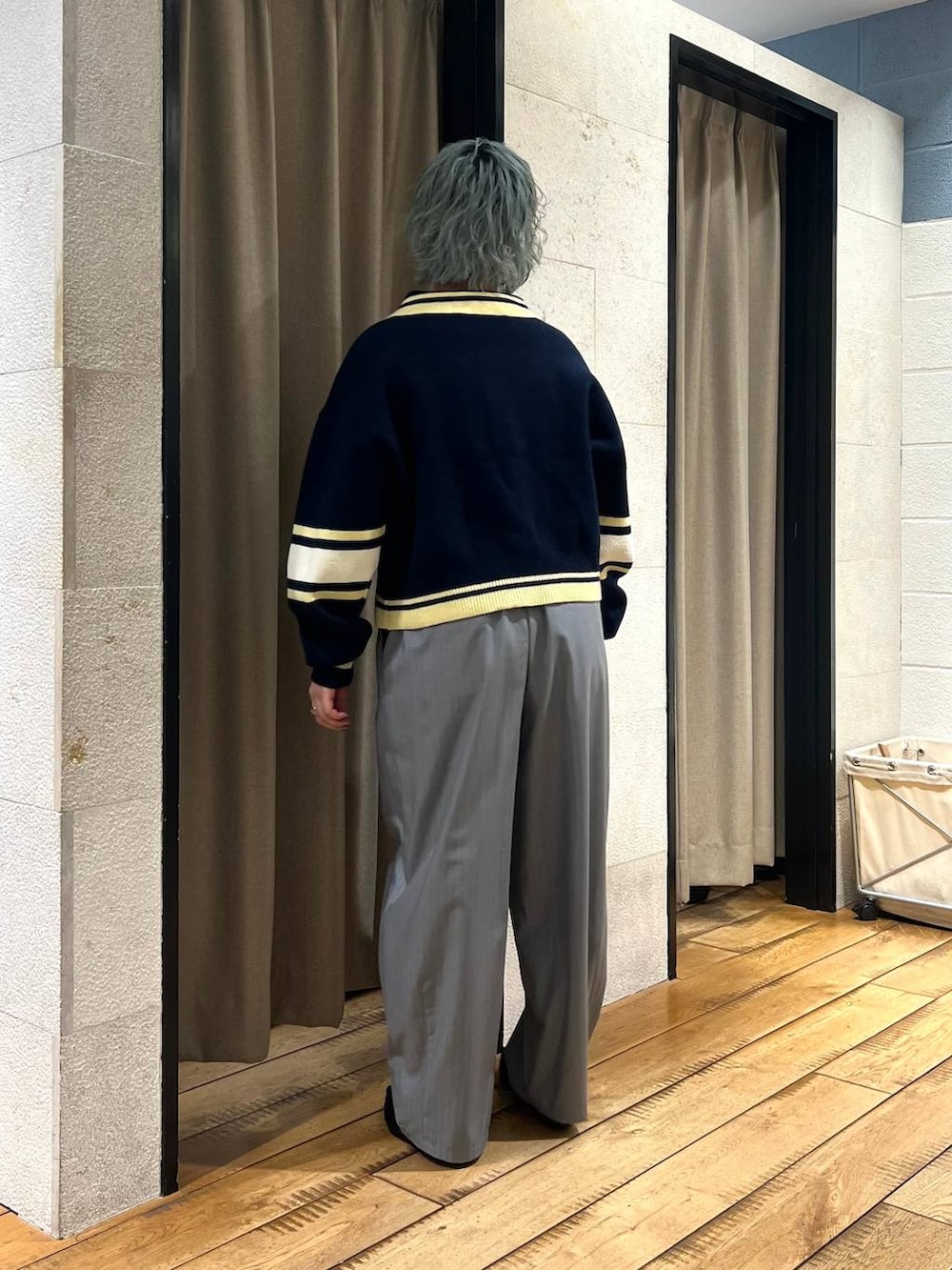 グレー系のその他パンツ、ブラック系のパンプス、ブルー系のニット/セーターを着用したレディースの冬コーディネートの3枚目の写真