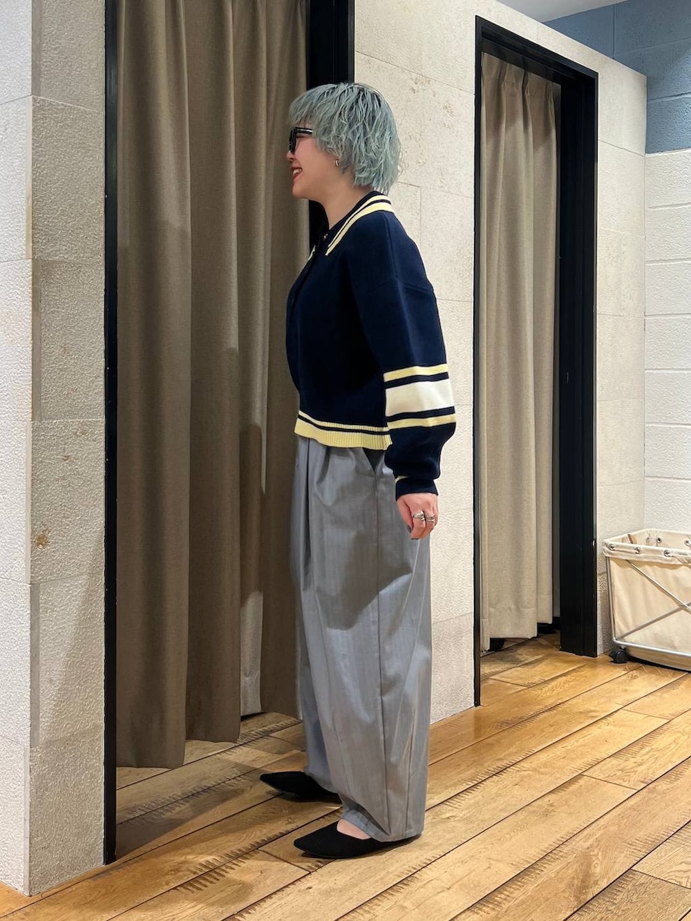 グレー系のその他パンツ、ブラック系のパンプス、ブルー系のニット/セーターを着用したレディースの冬コーディネートの2枚目の写真