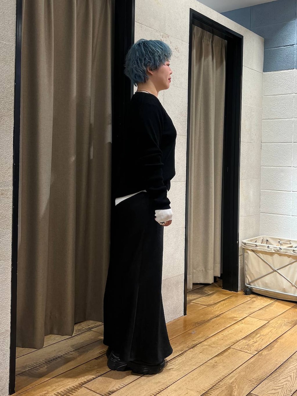 ブラック系のブーツ、ブラック系のスカート、ブラック系のニット/セーターを着用したレディースの冬コーディネートの4枚目の写真