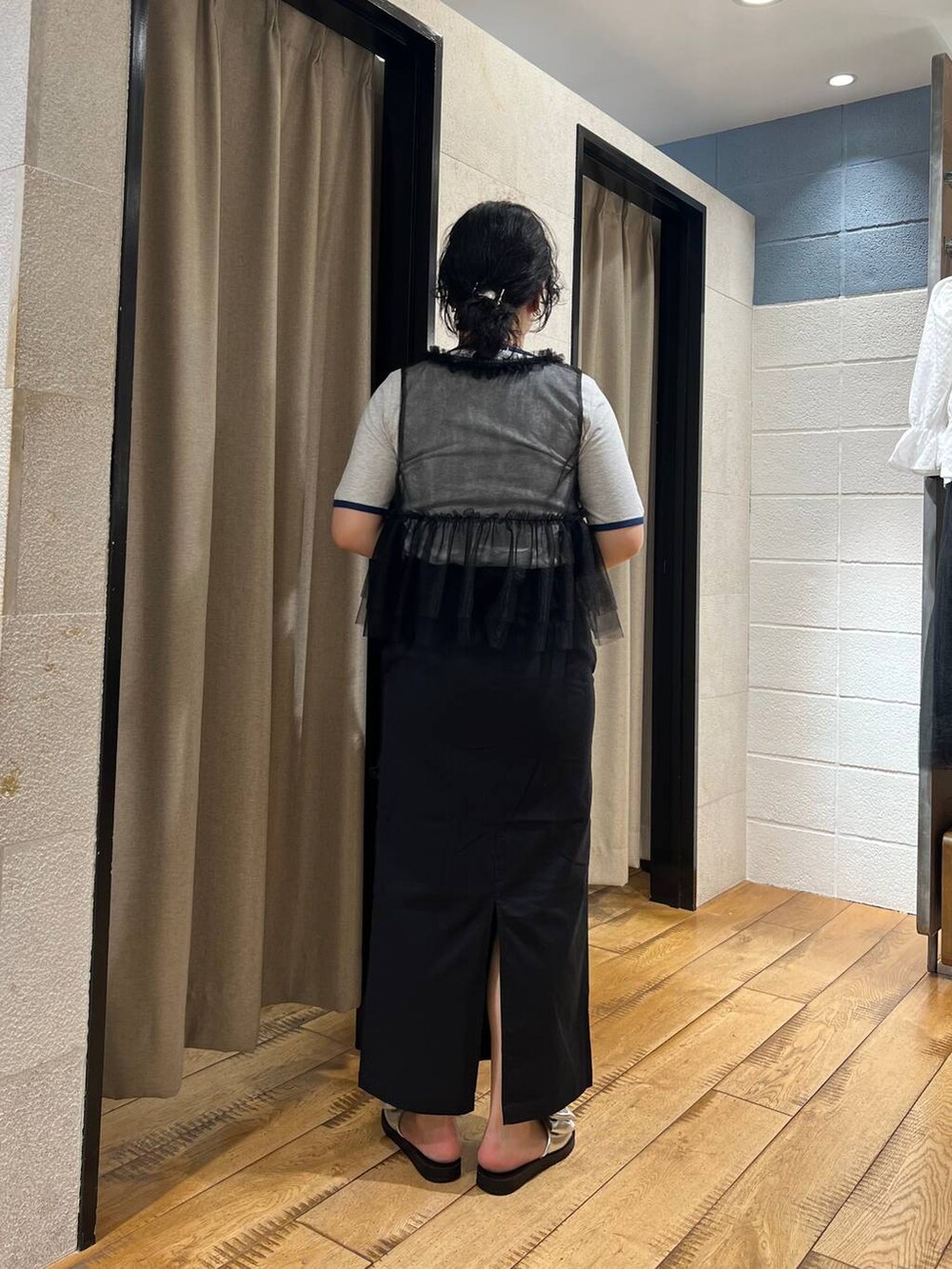 グレー系のTシャツ/カットソー、ブラック系のスカート、ブラック系のショルダーバッグを着用したレディースの夏コーディネートの3枚目の写真