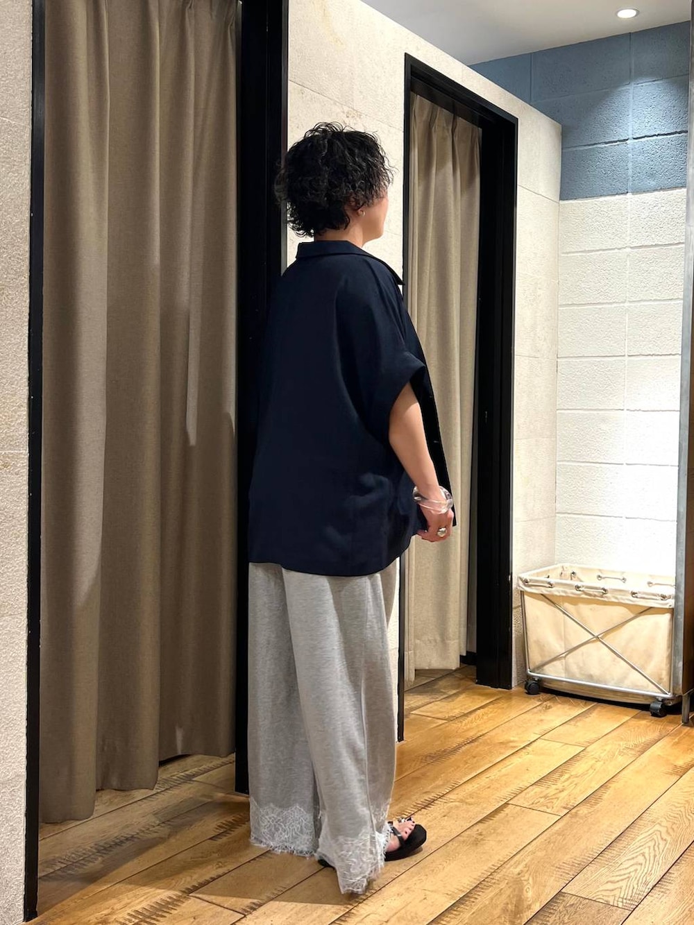 ブルー系のテーラードジャケット、ブラック系のサンダル、グレー系のスウェットパンツを着用したレディースの夏コーディネートの4枚目の写真