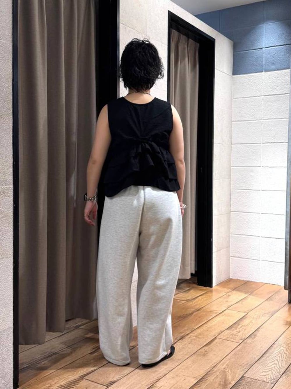 グレー系のスウェットパンツ、ブラック系のサンダル、ブラック系のシャツ/ブラウスを着用したレディースの夏コーディネートの3枚目の写真