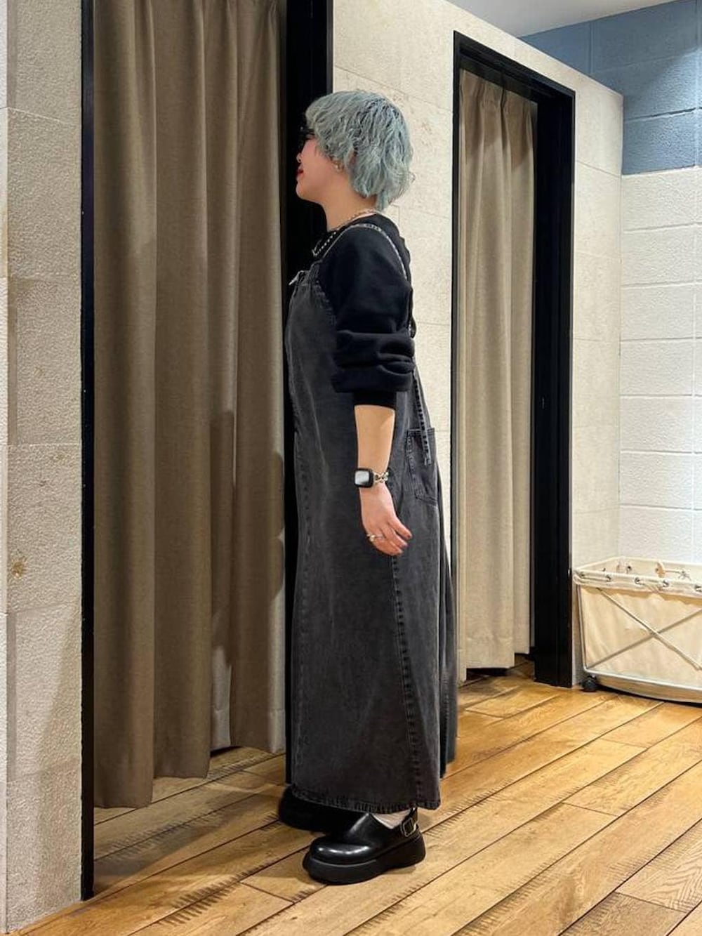 ブラック系のサンダル、ブラック系のワンピース、ブラック系のスウェットを着用したレディースの冬コーディネートの2枚目の写真