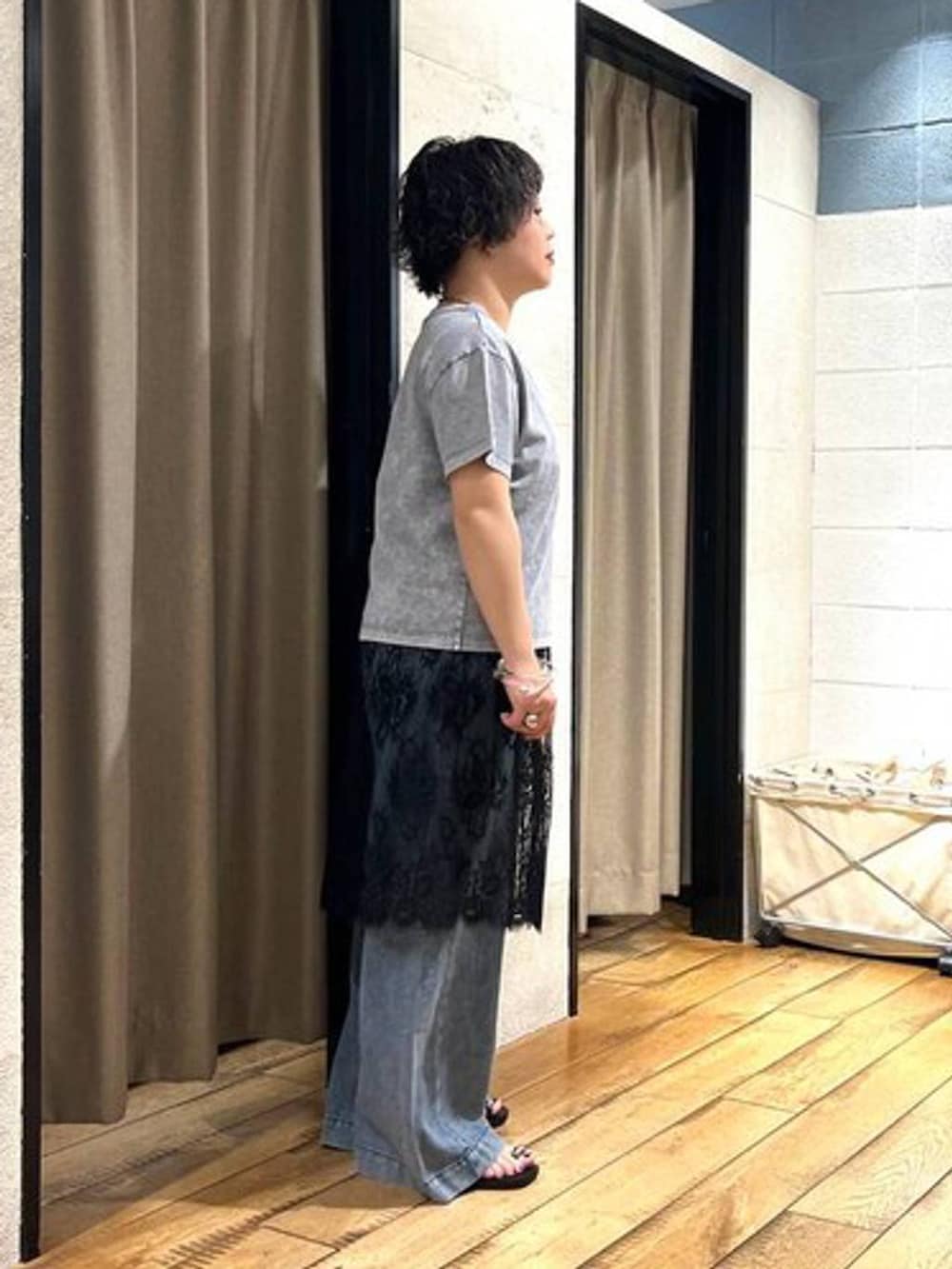 ブラック系のサンダル、ブルー系のデニムパンツ、ブラック系のワンピースを着用したレディースの夏コーディネートの4枚目の写真