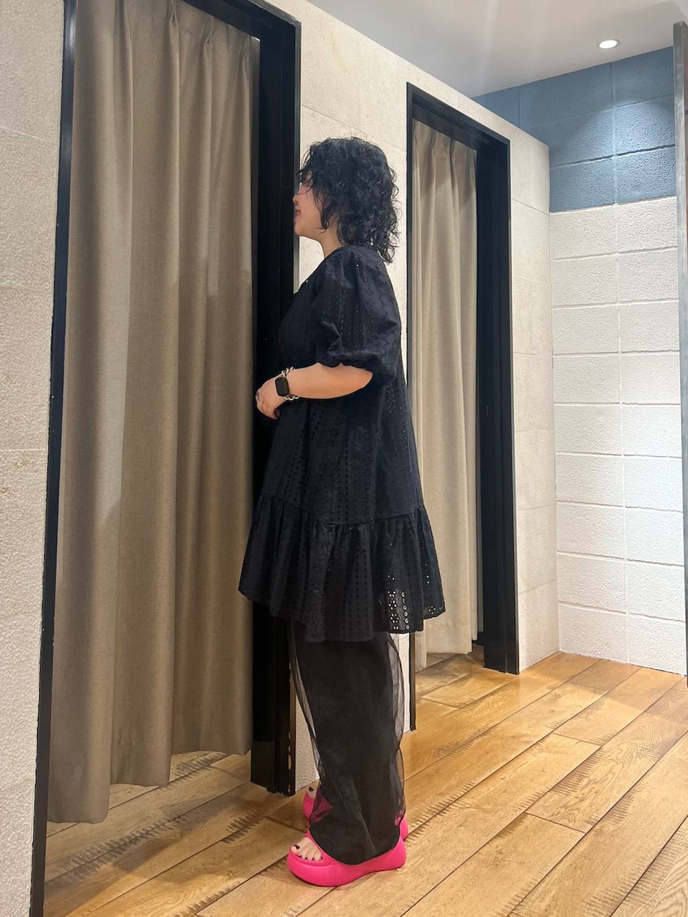 ピンク系のサンダル、ブラック系のその他パンツ、ブラック系のその他パンツを着用したレディースの夏コーディネートの2枚目の写真